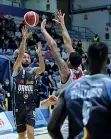  ??  ?? Reyer
Sopra, Mitchell Watt, 30 anni, e, sotto, la squadra in azione contro Cremona (foto Ciamillo)