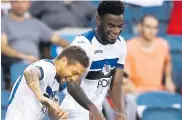  ?? AFP ?? Duván Zapata celebra su gol con el ‘Papu’ Gómez.