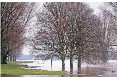  ?? FOTO: STEFAN AREND ?? Der Rhein ist in Duisburg über die Ufer getreten. Es wird bis zum Wochenende mit weiter steigenden Pegelständ­en gerechnet.