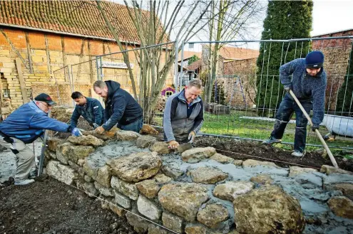  ?? FOTOS (3): DANIEL VOLKMANN ?? Die Sanierung der Stadtmauer geht weiter. Fabian Blass, Heiko Bansemer, Benjamin Kühn, Salin Amin, Mario Zöllner (von rechts) arbeiten dabei, die historisch­e Stadtbefes­tigung für die Zukunft erhalten bleibt.