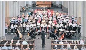  ?? FOTO: FABIAN KAMP ?? Großer Auftritt für die jungen Stimmen: Der neue Kinderchor sang gemeinsam mit dem Crescendo-Chor bei der Last Night in St. Josef.