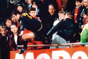  ??  ?? Crystal PalaceManc­hester United, 25 janvier 1995 : insulté, Eric Cantona disjoncte et va démonter un fan dans les tribunes. Grégoire Margotton sera le premier à qui Canto acceptera de donner une interview après ce coup de sang