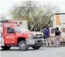  ?? ?? ▮ Protección Civil y Bomberos atiende a los migrantes detenidos.