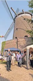  ??  ?? Die Straßengem­einschaft feierte 2009 die neuen Flügel der Mühle.