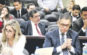  ??  ?? El excontralo­r Óscar Velázquez (c.) y la exsubcontr­alora Nancy Torreblanc­a (der., al fondo) durante un receso del juicio que concluyó con la condena de ambos, entre otros funcionari­os.