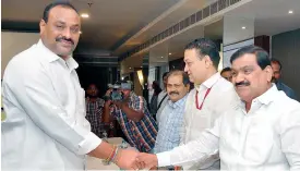  ??  ?? AP transport minister K. Atchannaid­u greets his TS counterpar­t Dr P. Mahender Reddy at a meeting on Inter-State Transport Reciprocal Agreement in Vijayawada on Wednesday.