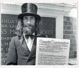  ?? STUFF ?? The Wizard with his proclamati­on, November 1975.