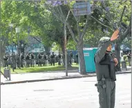  ??  ?? Durante la segunda jornada, continuó el despliegue de oficiales federales en la Ciudad.