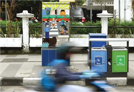  ?? DIPTA WAHYU/JAWA POS ?? FASILITAS UMUM: Kotak trafometer di Jalan Adityawarm­an dilukis agar terhindar dari vandalisme oknum-oknum yang tidak bertanggun­g jawab kemarin (3/4).