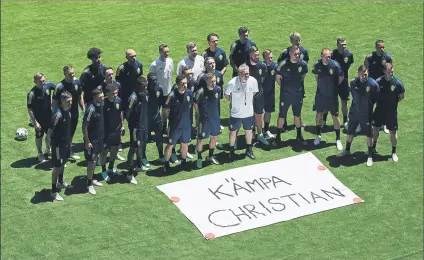  ?? FOTO: EFE ?? Los jugadores de Suecia posaron ayer junto a una pancarta de apoyo a Christian Eriksen con el lema ‘Kämpa Christian’ (‘Lucha Christian’)