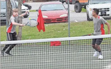  ?? Scott Herpst ?? LFO’s Gage Vaughn and Trey Ware return a shot during the Warriors’ home match against North Murray last Monday.