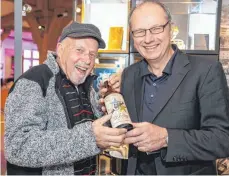  ?? FOTO: GERD MÄGERLE ?? Gerd Maier (links) und Frank Brunecker stellen die Whiskyflas­che in die Vitrine im Biberacher Museum.