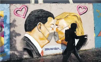  ?? DPA-BILD: SCHREIBER ?? Wunschdenk­en: Im Berliner Mauerpark findet sich dieser Graffito mit Chinas Machthaber Xi Jinping (links) und US-Präsident Trump.