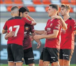  ??  ?? Guedes y Cheryshev se abrazan tras marcar el tercer gol.