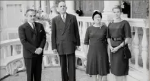  ??  ?? Le couple princier lors de la réception du général de Gaulle et son épouse.