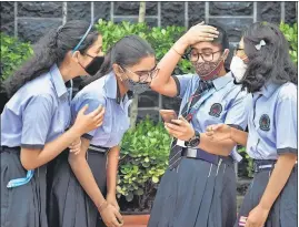  ?? SANCHIT KHANNA/HT ?? ■
Students check their results on phone at a private school in Dwarka on Wednesday.