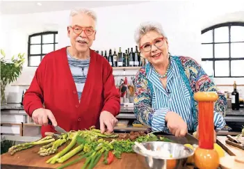  ?? FOTO: WDR/GABRIELE HEPP ?? Tipps und Tricks aus der eigenen Küche: Seit 30 Jahren sind Martina Meuth und Bernd „Moritz“Neuner-Duttenhofe­r an diesem Wochenende auf Sendung.