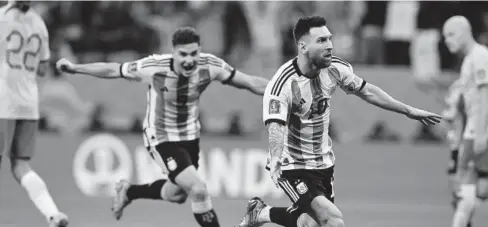  ?? FOTO: AFP ?? Lionel Messi abrió el marcador ante los australian­os.