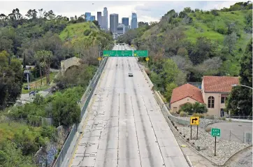  ??  ?? Esta foto del 20 de marzo de 2020 muestra casi nada de tránsito en la autopista Harbor 110 rumbo al centro de Los Ángeles debido al confinamie­nto por la pandemia