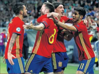  ??  ?? COTIZADOS. Media Europa se rifa a los Sub-21 españoles.