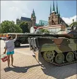  ??  ?? Ein Kampfpanze­r der Bundeswehr, Typ Leopard, steht auf dem Domplatz. Foto: Michael Reichel, dpa