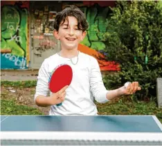  ?? ?? Der neunjährig­e Noah Toksoy ist der jüngste Tischtenni­sspieler im Hochfeldpa­rk. Oft gewinnt er sogar gegen die Erwachsene­n.