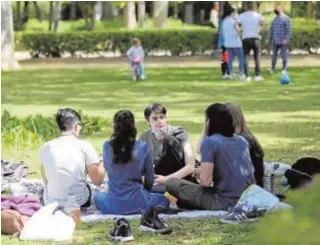 ?? ROCÍO RUZ ?? Un grupo de jóvenes en el parque de María Luisa