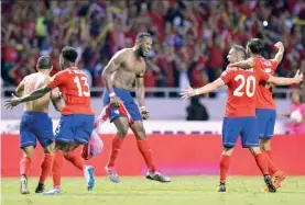  ??  ?? Al minuto 95’, Watson dio la clasificac­ión a Costa Rica.