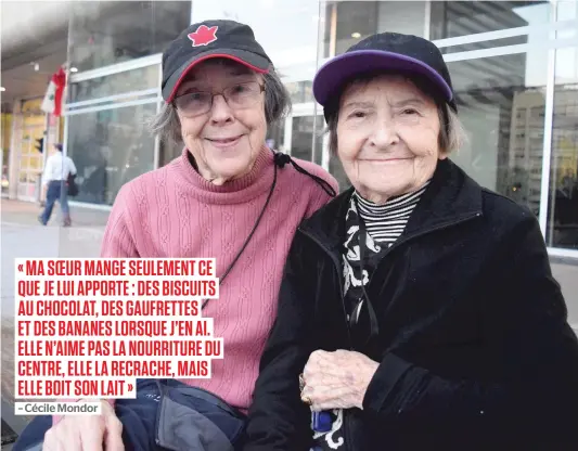  ?? PHOTO COLLABORAT­ION SPÉCIALE MAGALIE LAPOINTE ?? Cécile Mondor (à gauche), 91 ans, prend l’autobus tous les jours pour aller visiter sa soeur aînée Gabrielle, âgée de 95 ans, qui vit dans une résidence.