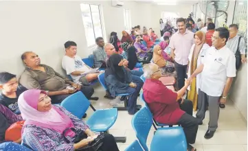  ?? — Bernama photo ?? Subramania­m greets visitors during his visit to the Puchong Health Clinic.