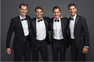  ?? ?? L’ULTIMA SFIDA
Londra. Sotto, da sinistra,
Andy Murray, 36, Rafael Nadal, 37, Roger Federer e Novak Djokovic, 36, al gala inaugurale della
Laver Cup nel settembre 2022: al termine della manifestaz­ione, Federer si è ritirato. In basso, in lacrime, alla fine della sua ultima partita al fianco di Nadal, che gli tiene la mano commosso.