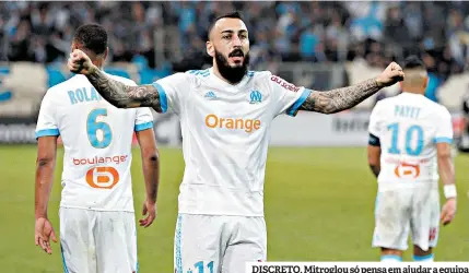  ??  ?? DISCRETO. Mitroglou só pensa em ajudar a equipa