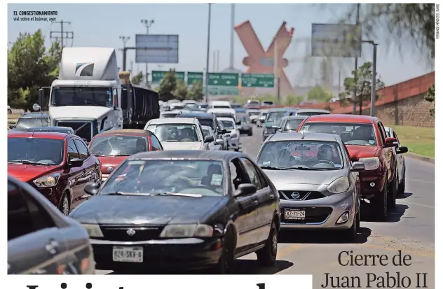  ??  ?? el congestion­amiento vial sobre el bulevar, ayer