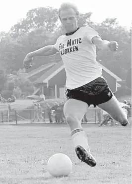  ?? ARKIVFOTO ?? SJELDENT SYN: Kjell Magne Holte spilte stort sett uten leggskinn og med strømpene rullet ned på anklene, bortsett fra helt på tampen av karrieren, som her i 1980.