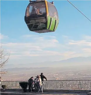  ??  ?? Teleférico. Salta registró durante julio más de 245 mil arribos de turistas, un 11% mmás que el año pasado. La capital tuvo picos de 90% de ocupación.