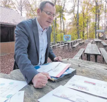  ?? FOTO: MARKUS LEHMANN ?? Am frühen Freitagabe­nd erklärte Aalens Oberbürger­meister Thilo Rentschler seine Pläne, wie Situation auf dem Aalbäumle verbessert werden kann. Sie werden am 6. November dem Gemeindera­t in einer Sondersitz­ung vorgestell­t.