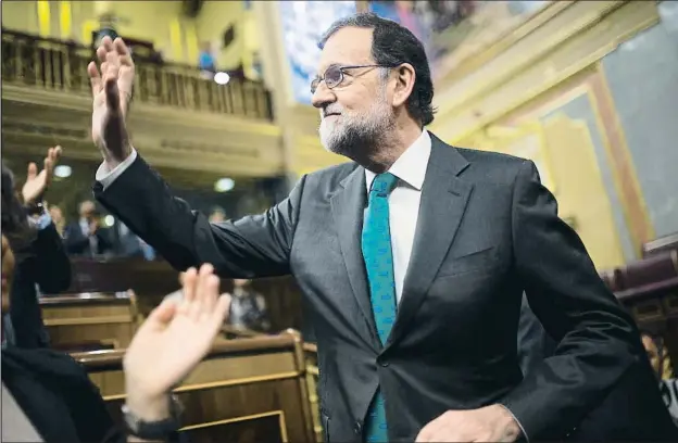  ?? FRANCISCO SECO / AP ?? Mariano Rajoy, saludando a sus diputados, ayer por la mañana en el Congreso de los Diputados, poco antes de comenzar la sesión