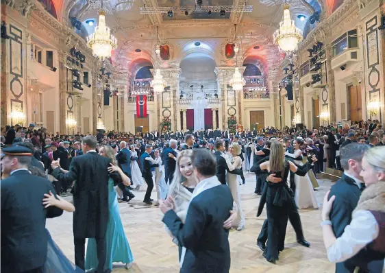  ?? APA/Robert Lizar (2), APA/Georg Hochmuth ?? In diesem Jahr tanzten besonders viele Burschensc­hafter in der Hofburg Walzer.