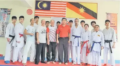  ??  ?? LAWAT: Ong (lapan kanan), Yousef (tujuh kanan) melawat pusat latihan Gitokukai MSNS di Pusat Komersil Taman Hui Sing, Kuching.