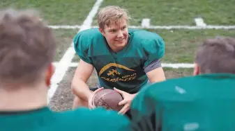  ??  ?? Bobcats quarterbac­k Danny Bettencour­t chats with teammates as they get ready for Live Oak, the first team that stands between Paradise and its ultimate goal of a state championsh­ip.