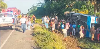  ??  ?? APARATOSO. El autobús quedó volcado a la orilla de la carretera entre Tela y El Progreso, en el desvío a la comunidad de La 40. Los lesionados fueron trasladado­s al hospital progreseño.