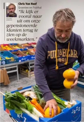  ?? FOTO JORIS HERREGODS ?? Chris Van Hoof kan weer met zijn groentepak­ketten op de markt gaan staan.