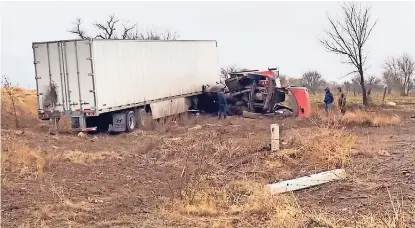  ?? ?? suspendier­on LA circulació­n en tramo de Buenaventu­ra a Zaragoza; un tráiler se volcó de NCG a Janos