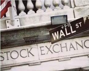  ?? [ FOTO AP ] ?? Dow di Wall Street berakhir untung untuk pertama kali selepas lapan hari rugi susulan lantunan semula harga minyak.