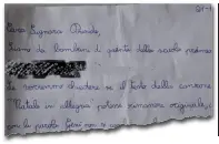  ??  ?? Raccolta firme La lettera (dalla quale è stato tolto il nome della scuola) che precede le firme per lasciare la parola «Gesù»