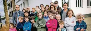  ?? RP-FOTO: ANNE ORTHEN ?? Eltern und Kinder wenden sich vor der Apollinari­s Schule gegen den Lehrermang­el