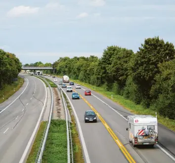  ?? Foto: Victoria Schmitz ?? Weil nach Brückenarb­eiten nun noch die Fahrbahn in Richtung Landsberg erneuert wird, ist die B17 derzeit nur einspurig be‰ fahrbar.