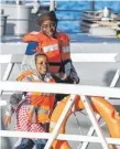  ?? FOTO: DPA ?? Mutter und Tochter, zwei der 49 Migranten auf den Rettungssc­hiffen, gehen an Land