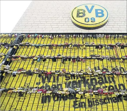  ?? FOTO: EFE ?? Ayer, candados del amor en el Signal Iduna Park,