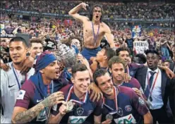  ??  ?? CAMPEONES. Los jugadores del PSG celebran la Copa.